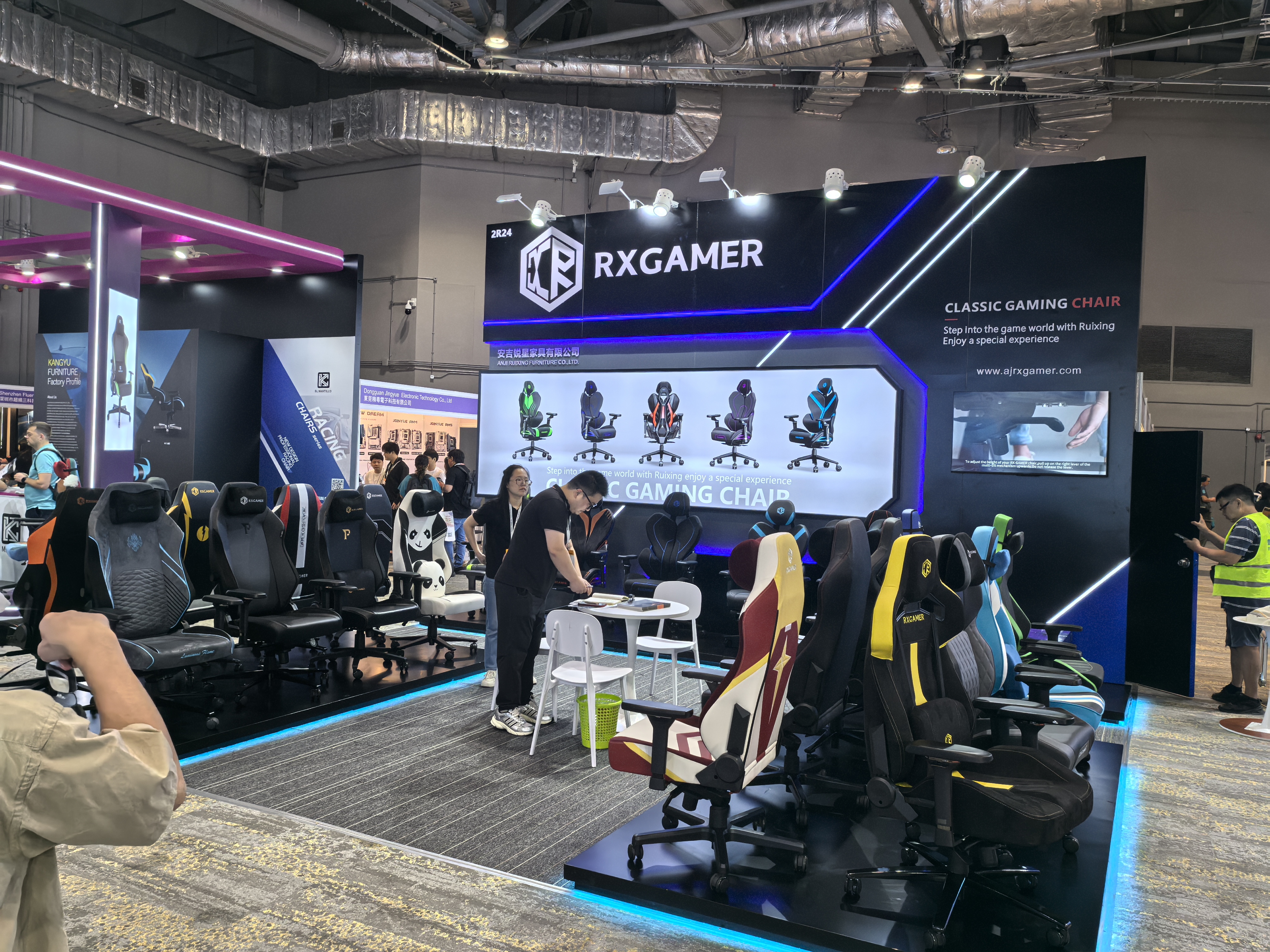 হংকং ইলেক্ট্রনিক্স ফেয়ারে (শরতে) দারুণ সাফল্যের সাথে আঞ্জি রুইক্সিং ফার্নিচার উজ্জ্বল